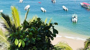 Beach nearby, white sand, sun-loungers, beach towels - Santuario Yelapa (Yelapa)