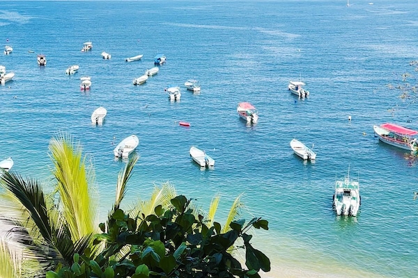 En la playa, playa de arena blanca, camastros y toallas de playa