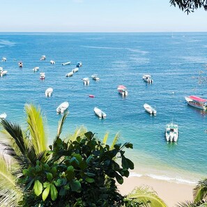 En la playa, arena blanca, sillas reclinables de playa, toallas de playa