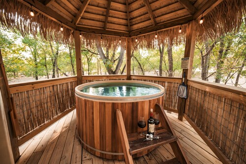 Mockingbird Yurt/Cold A/C! Hot Tub/Medina River Access/River Yurt Village
