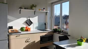 Departamento | Cocina privada | Refrigerador, microondas, horno y parrilla de estufa