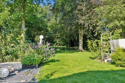 Lovely Town Apartment - Sleeps 5, Parking & Garden
