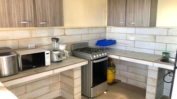 Réfrigérateur, micro-ondes, four, cafetière/bouilloire