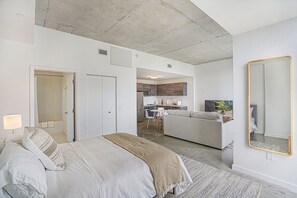 1 habitación, tabla de planchar con plancha, wifi gratis y ropa de cama