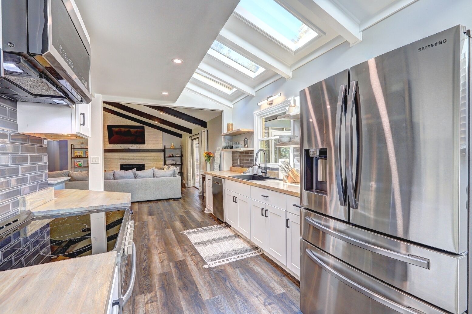 Jääkaappi, mikroaaltouuni, uuni, liesi