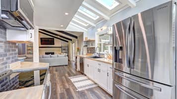 Jääkaappi, mikroaaltouuni, uuni, liesi