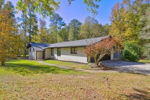 Exterior - Home away from home minutes from downtown Fayetteville and Pinewood Studios. (Fayetteville)