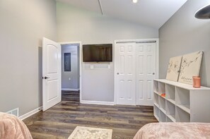 3 bedrooms, iron/ironing board, WiFi, bed sheets - Home away from home minutes from downtown Fayetteville and Pinewood Studios. (Fayetteville)