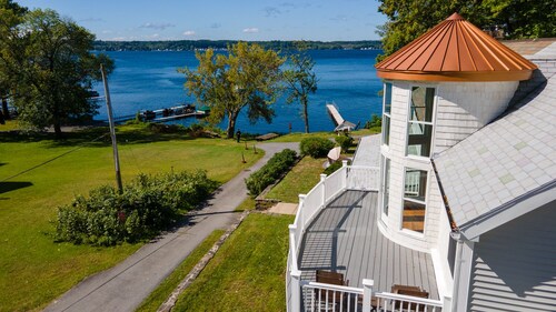 Pristine Lake House W/ Guest Suite - Perfect for every season! 