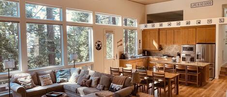 Smart TV, chimenea, futbolito y libros