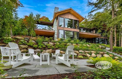 Modern 5 bed 7 bath cottage on Lake Rosseau with boathouse!