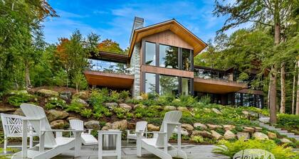 Modern 5 bed 7 bath cottage on Lake Rosseau with boathouse!