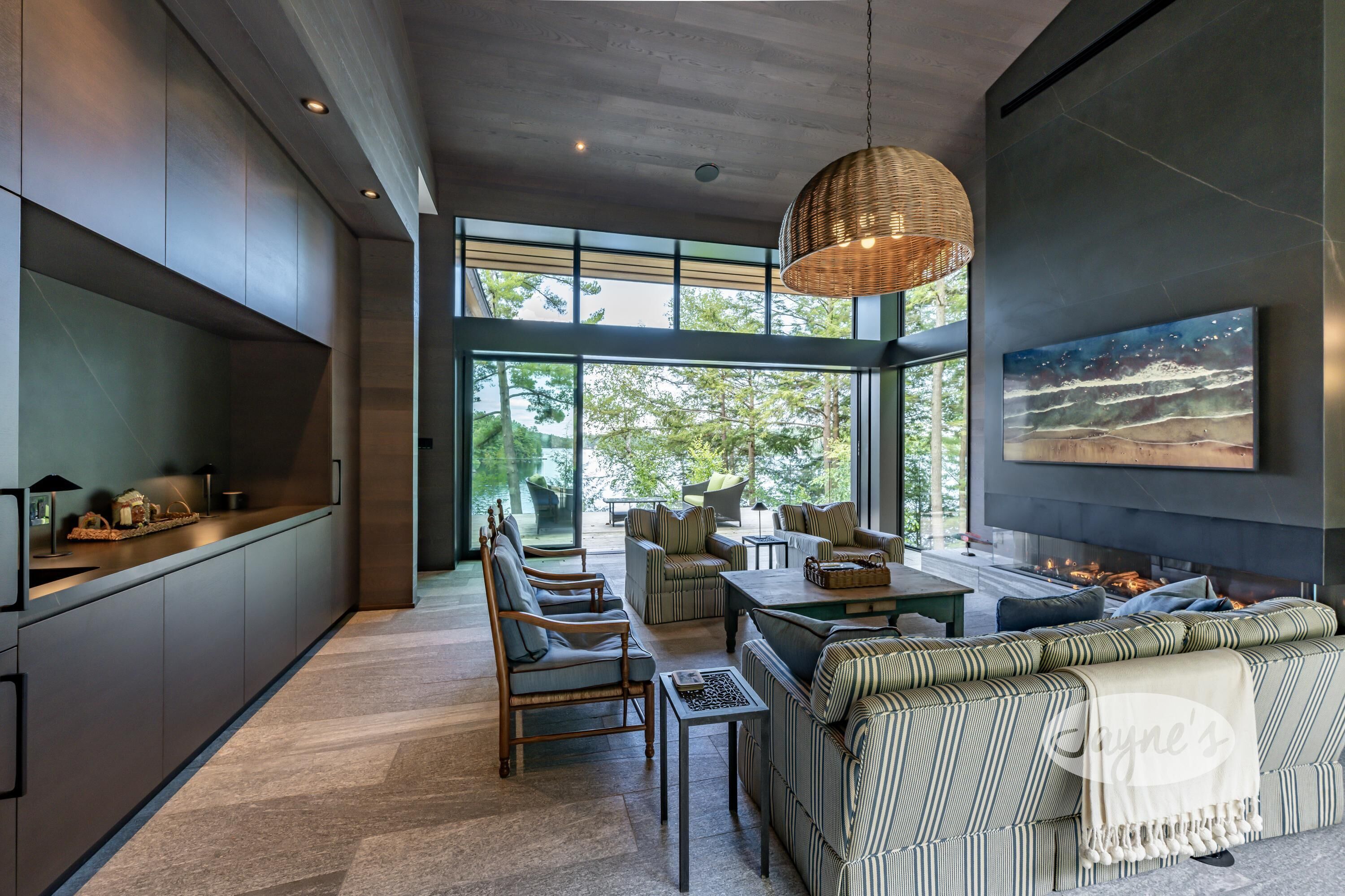 Un intérieur moderne avec une grande fenêtre, un coin repas et un canapé.