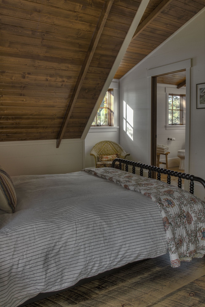 Newly Constructed Lakeside CottageHeavenly Porch2 FireplacesIncludes