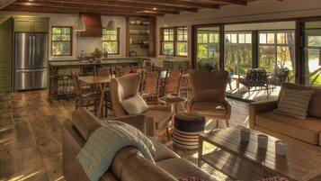 Smart TV, fireplace, stereo