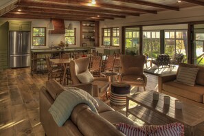 Smart TV, chimenea y estéreo 