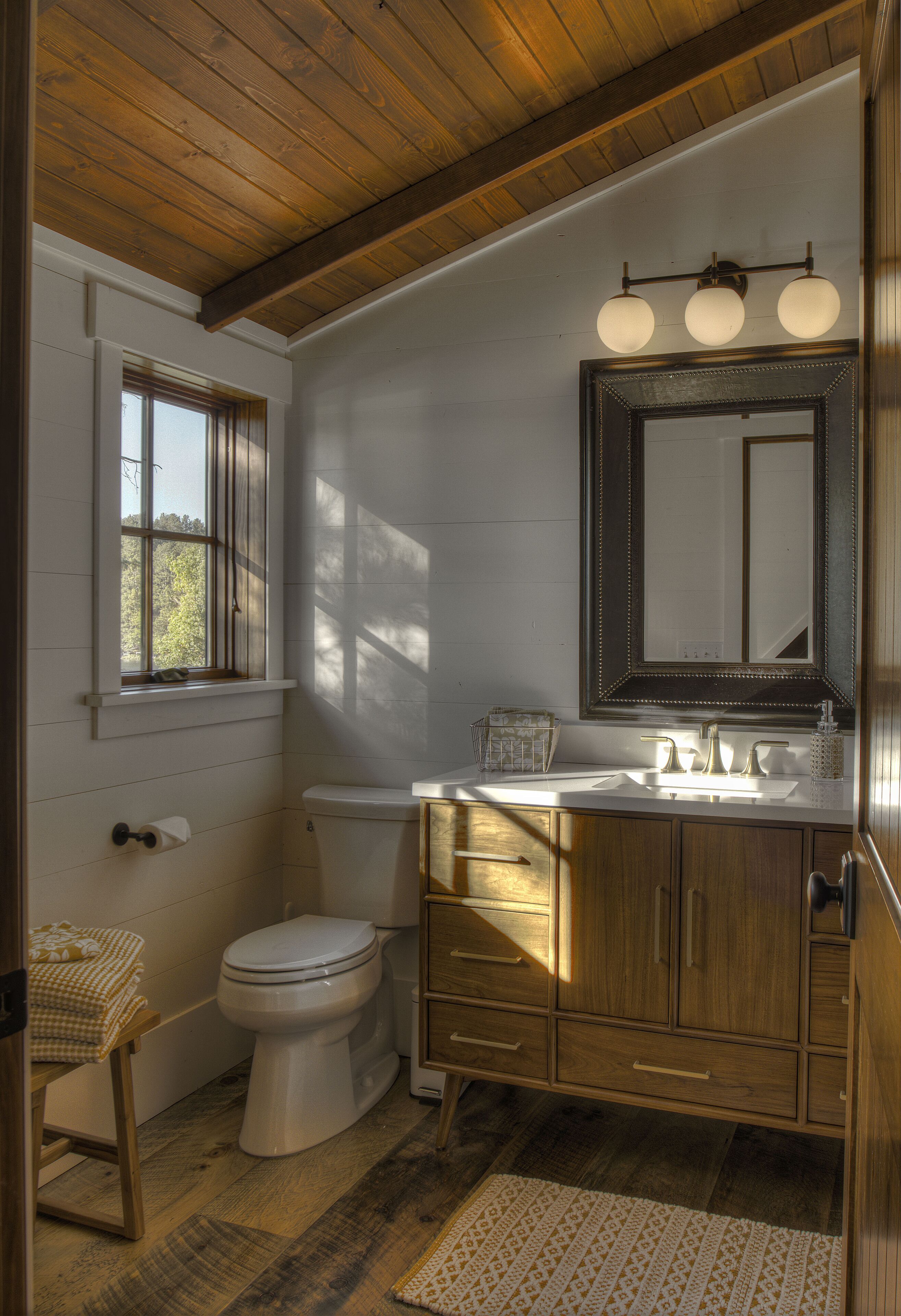 Newly Constructed Lakeside CottageHeavenly Porch2 FireplacesIncludes