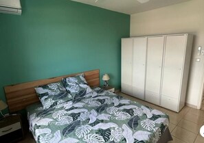 2 chambres, fer et planche à repasser, lit de bébé portatif