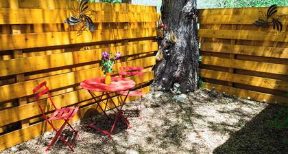 Cozy Bungalow & Luxury Hot Tub!