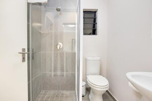 Departamento Confort | Baño | Amenidades de baño gratuitas, toallas, papel de baño 