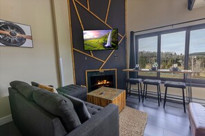 Smart TV, fireplace
