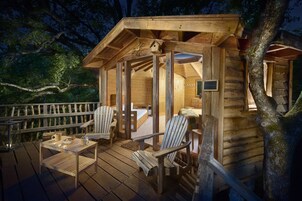 Romanttinen puumaja, oma kylpyhuone, vuoristonäköala | Terassi/patio