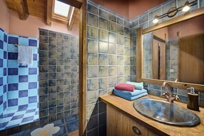 Familienapartment, Balkon, Bergblick | Badezimmer