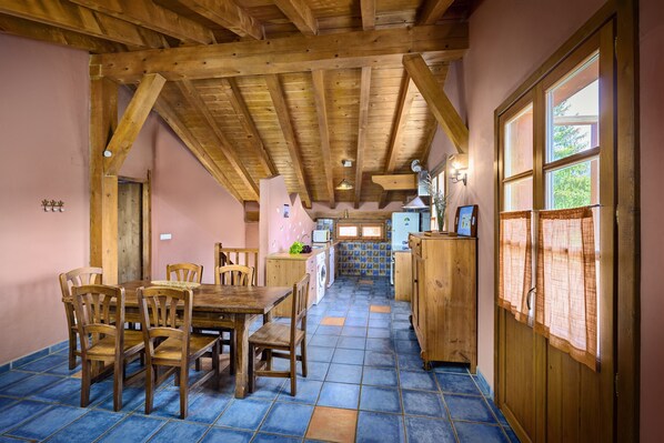 Appartement familial, balcon, vue sur la montagne | Cuisine privée | Réfrigérateur grande capacité avec congélateur, four à micro-ondes