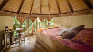 A rustic wooden room with a bed, a table, and a chair. - Agroturismo Mari Cruz (Arce)