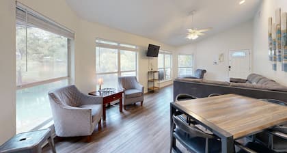 Guadalupe Riverfront 4BR w/ Deck Firepit Views