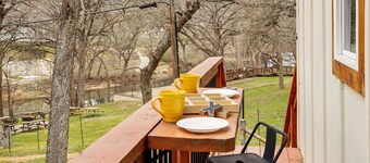 Couple’s Retreat, Cozy Cabin Near Guadalupe River