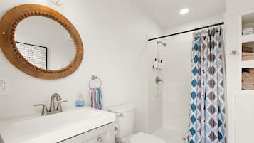 Douche, sèche-cheveux, serviettes fournies, papier toilette