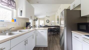 Een koelkast, een microgolfoven, een oven, een vaatwasser