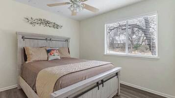 3 bedrooms, desk, iron/ironing board, free WiFi