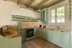 Fridge, oven, stovetop, coffee/tea maker