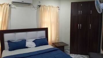 3 bedrooms, iron/ironing board, WiFi, bed sheets