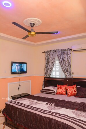 3 bedrooms, iron/ironing board, WiFi, bed sheets