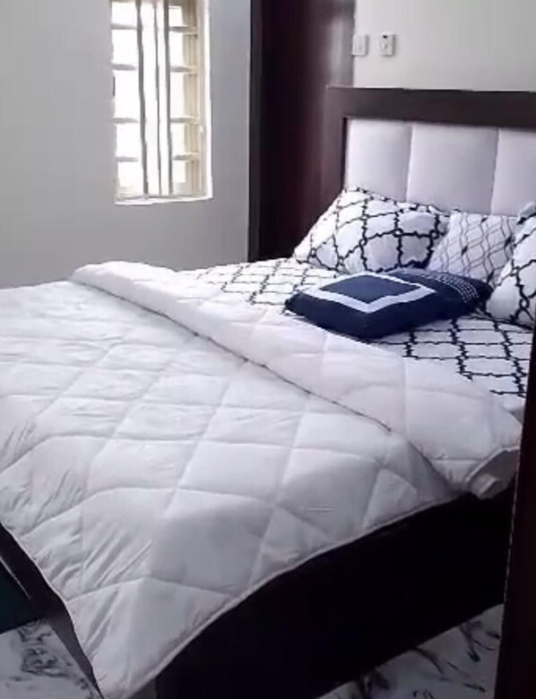 3 bedrooms, iron/ironing board, WiFi, bed sheets