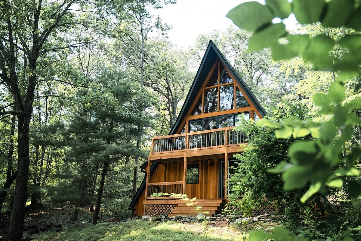 This cabin is a 4 bedroom(s), 2.5 bathrooms, located in Pine Plains, NY.