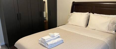 5 bedrooms, iron/ironing board, WiFi, bed sheets