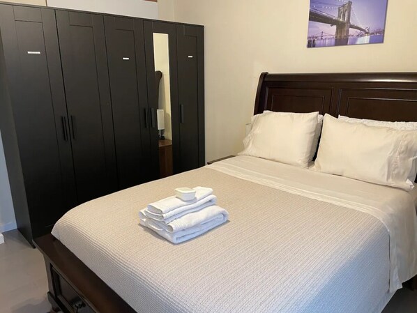 5 bedrooms, iron/ironing board, WiFi, bed sheets