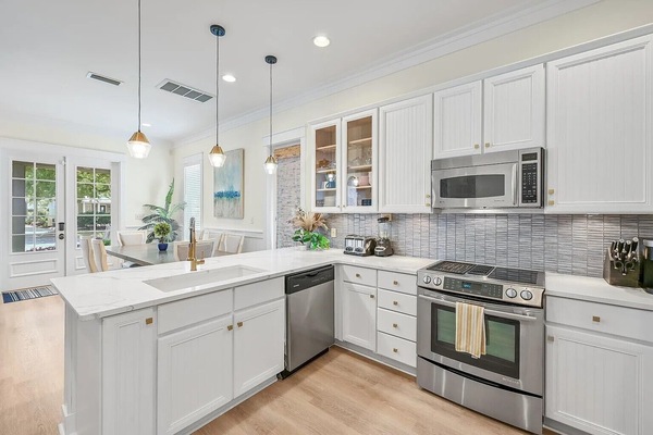 Køleskab, mikrobølgeovn, ovn, kogeplade