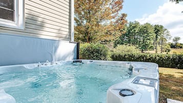 Banyera d'hidromassatge a l'aire lliure