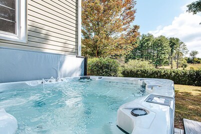 Clonmel Acres: Private Pond + Hot Tub + Mtn Views