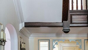 Un couloir doté d’un plancher en bois, d’une porte de couleur crème et d’un mur bleu clair.