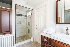 Combined shower/bathtub, hair dryer, towels