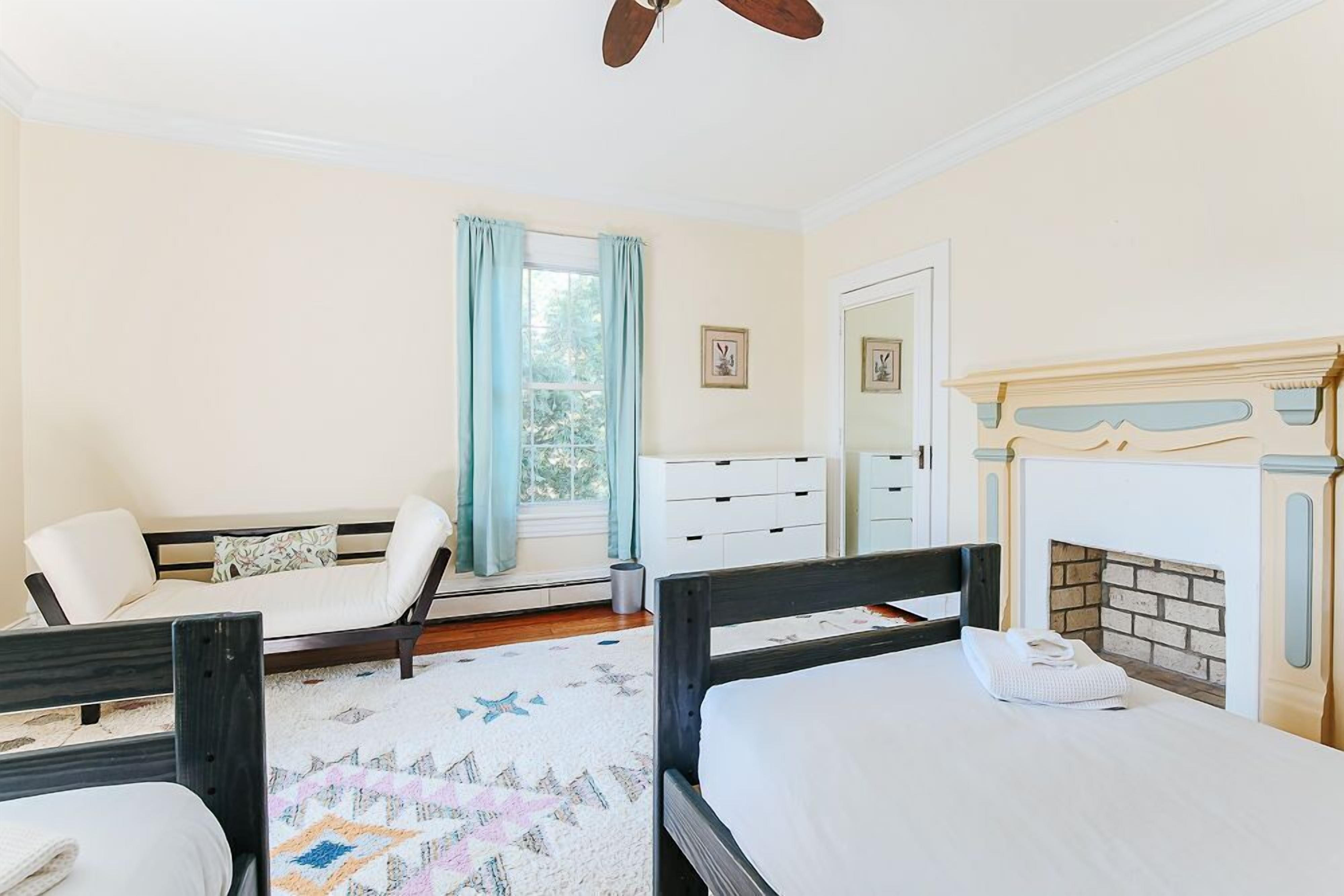 5 bedrooms, desk, iron/ironing board, WiFi (free)