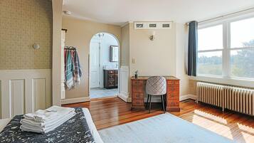 5 bedrooms, desk, iron/ironing board, WiFi (free)