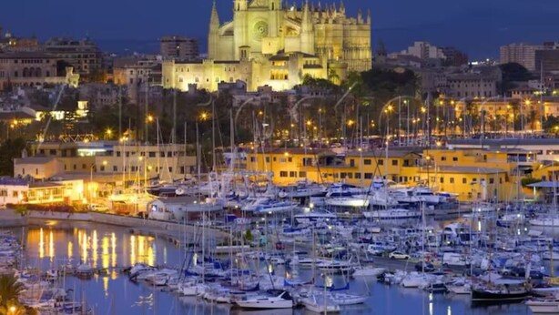 A marina with numerous boats docked, a prominent cathedral in the background, and a cityscape with buildings and streetlights. - Ruhiges und Sonniges Haus in Paguera (Peguera)