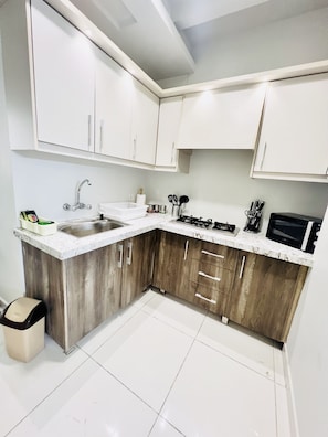 Frigorífic, microones, placa de cuina i torradora